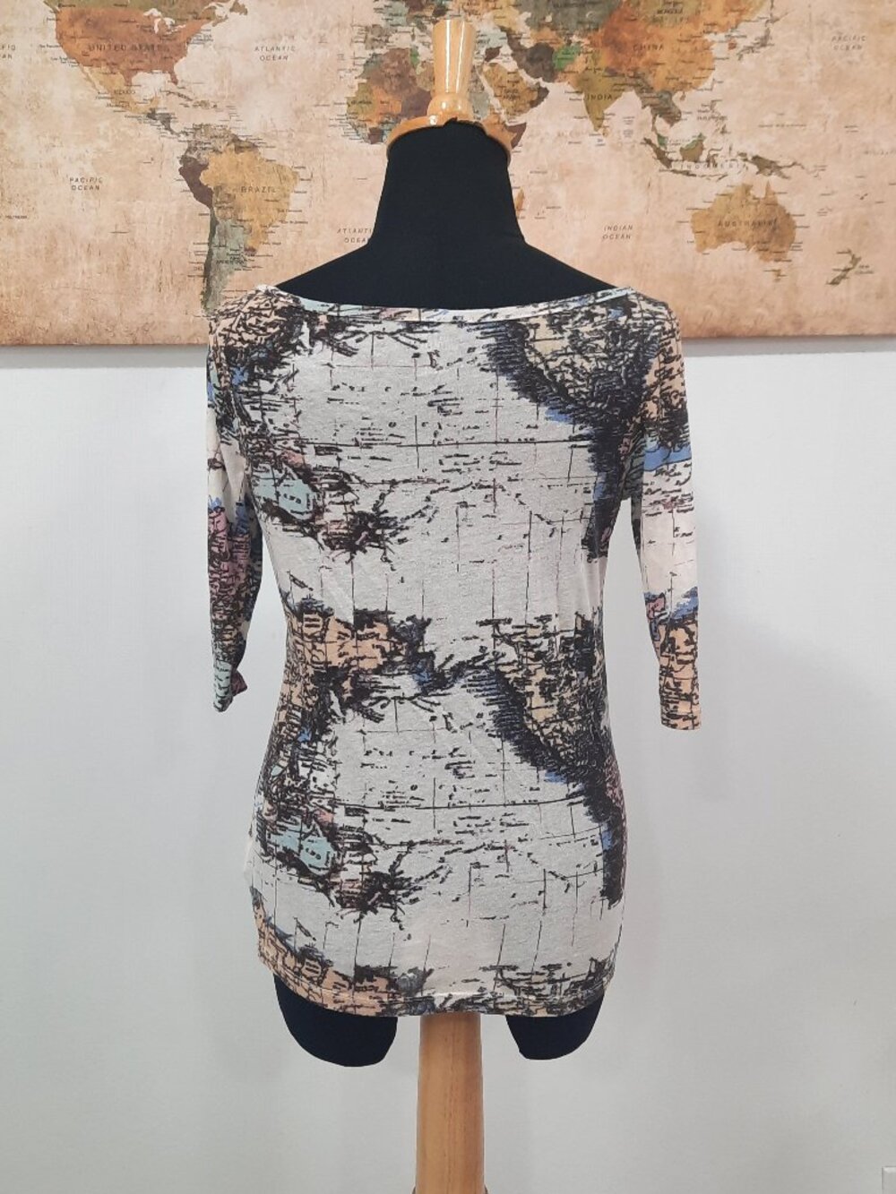 Vtg inspired world map top - Urban Outfitters brand - Picture 4 of 11